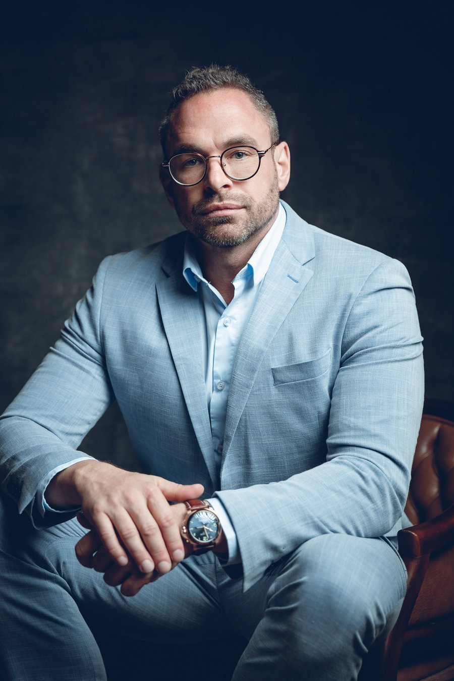 Retrato do Dr. Rafael Gallassini sentado, usando terno azul-claro
